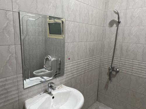 bagno con lavandino e specchio di Cozy Private Studio Apartment Near Airport a Abu Dhabi