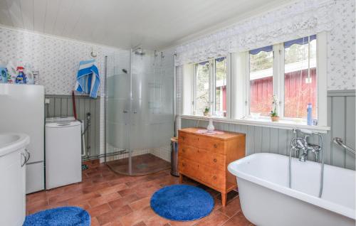 y baño con bañera, ducha y aseo. en Gorgeous Home In Strmstad With House Sea View, en Strömstad