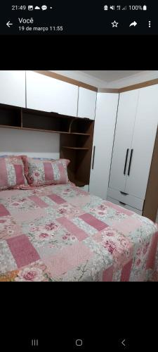 1 dormitorio con 1 cama y armarios blancos en Apto ao lado do Parque UNA en Pelotas