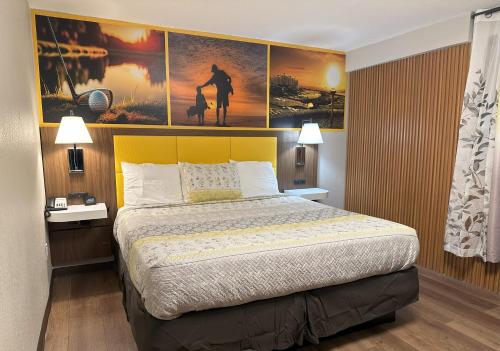 une chambre d'hôtel avec un lit et un tableau sur le mur dans l'établissement THE GOLFERS INN, à Upper Darby