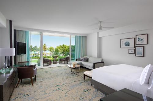 The Ritz-Carlton, Turks & Caicos في بروفيدنسياليس: فندق غرفه بسرير وصاله