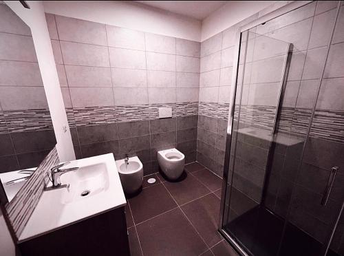La salle de bains est pourvue de toilettes, d'un lavabo et d'une douche. dans l'établissement Melting Pot Rome, à Rome