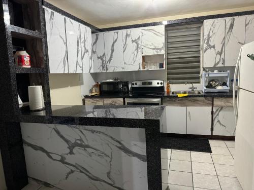 uma cozinha com bancadas em mármore num quarto em Natural Village #1,2,3 & 5 em San Juan