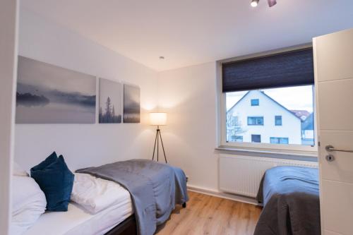 sypialnia z 2 łóżkami i oknem w obiekcie CARICASA: Bielefeld Mitte w mieście Bielefeld