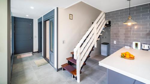 uma cozinha com uma escada numa casa em SkyStarkids poolvilla em Chilgok