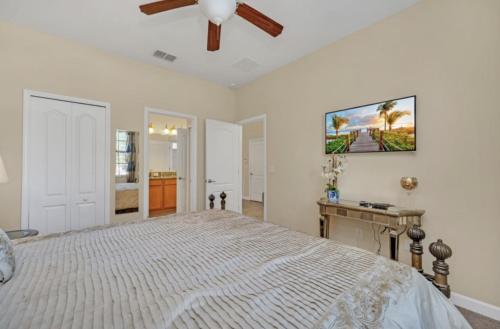 a bedroom with a bed and a ceiling fan at Elegant Lennar Free Water Park Resort in Kissimmee