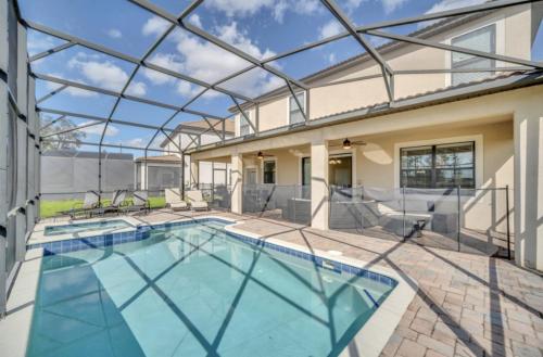 einen Pool in einem Haus mit Glasdecke in der Unterkunft Elegant Lennar Free Water Park Resort in Kissimmee
