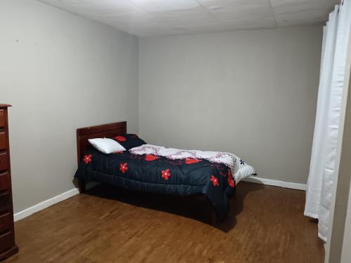 ein Schlafzimmer mit einem Bett in einem Zimmer in der Unterkunft Casita de doña Flor in Cuenca