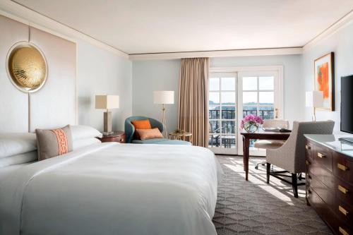 Postel nebo postele na pokoji v ubytování The Ritz-Carlton, Marina del Rey