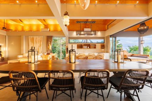 una grande sala da pranzo con un grande tavolo e sedie di 5Bedrooms Villa Hinkong Bay Koh Phangan a Ko Phangan