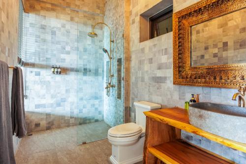 ein Badezimmer mit Dusche, Waschbecken und Toilette in der Unterkunft 5br Luxury Villa prime location Koh Phangan in Ko Phangan