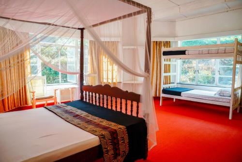 Postel nebo postele na pokoji v ubytování Marigold General's Bungalow