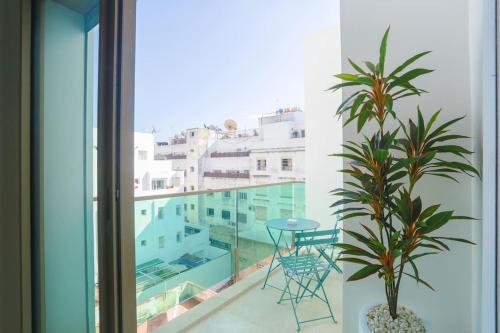 a balcony with a table and chairs and a pool at Résidence Ronomo - Racine in Casablanca