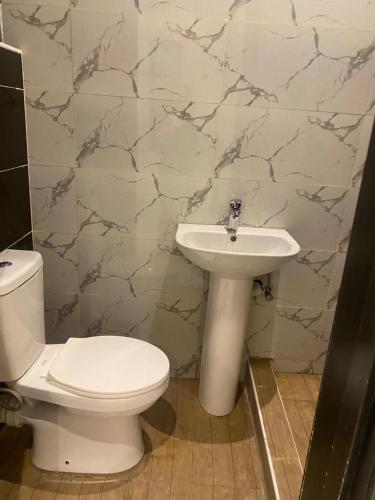 Ванная комната в Luxurious Home - Isheri Magodo