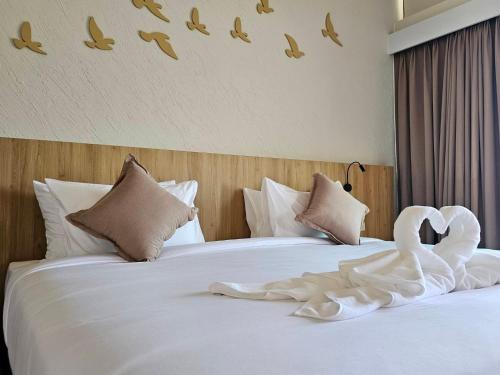 Een bed of bedden in een kamer bij Soidao Good View Resort