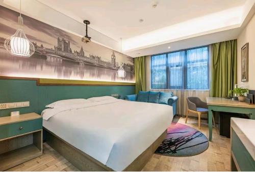 een hotelkamer met een groot bed en een bureau bij Mehood Theater Hotel, Zhonglou Metro Station Huimin Street in Xi'an