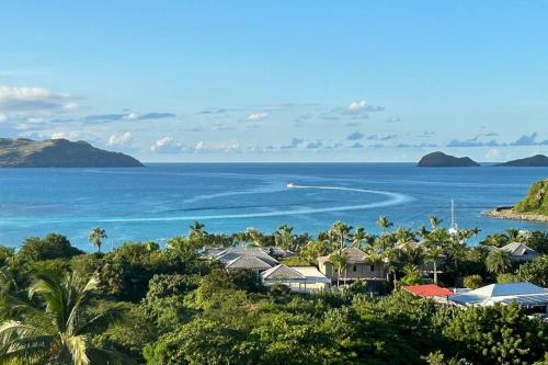 a view of the ocean from a resort at Appartement 2 chambres en plein cœur de St Jean in Saint Barthelemy