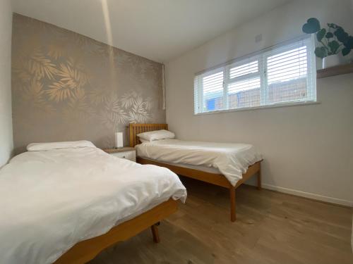 Ένα ή περισσότερα κρεβάτια σε δωμάτιο στο Beautiful cottage in tranquil location with large garden