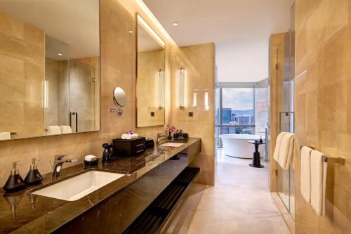 Koupelna v ubytování Pavilion Hotel Kuala Lumpur Managed by Banyan Tree