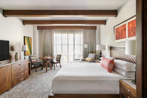 Ένα ή περισσότερα κρεβάτια σε δωμάτιο στο The Ritz-Carlton, Dove Mountain