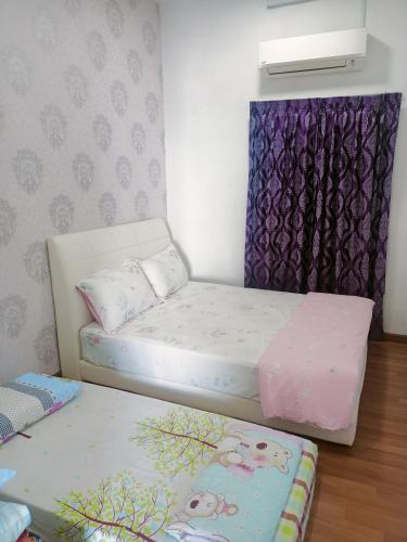 a small room with two beds and a window at Sekinchan HighLevel SeaView Homestay 高楼 看海 阳台民宿 in Sekincan