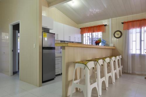 A kitchen or kitchenette at Tropical Coral