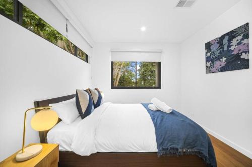 Katil atau katil-katil dalam bilik di Luxury Retreat & Spacious 4BR House in Willoughby