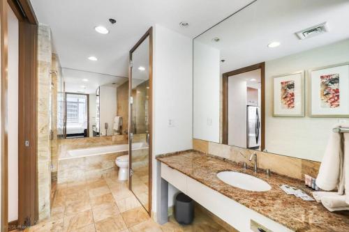 La salle de bains est pourvue d'un lavabo, d'une douche et de toilettes. dans l'établissement Miami Luxury Executive Apartment, à Miami