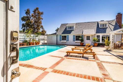 uma piscina no quintal de uma casa em Urban cottage with big pool and great location em Los Angeles
