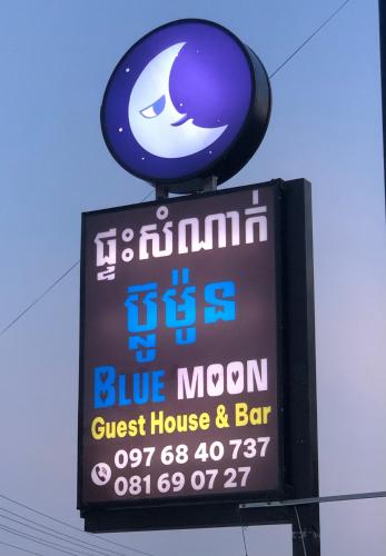 un panneau indiquant une maison d'hôtes et un bar de lune bleue dans l'établissement Blue Moon Guesthouse and Bar, à Kampot