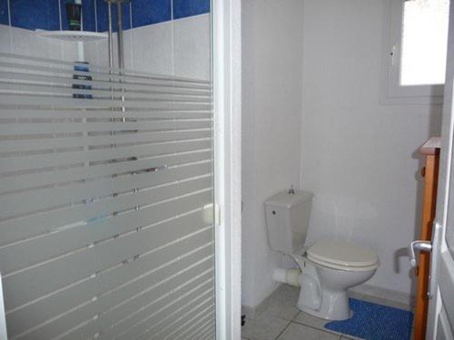 een witte badkamer met een toilet en een douche bij Villa Le Barcarès, 3 pièces, 6 personnes - FR-1-782-22 in Le Barcarès