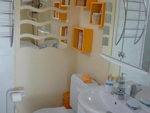 une salle de bain avec un lavabo et un miroir dans l'établissement Appartement T2 avec Terrasse, Parking, Proche Plage et Commerces - Le Barcarès - FR-1-782-40, au Barcarès