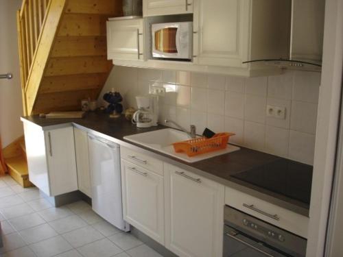 Photo de la galerie de l'établissement Villa confortable avec terrasse, BBQ, à 700m des commerces et 1.5km de la plage, idéale pour 6 pers. - FR-1-782-8, au Barcarès