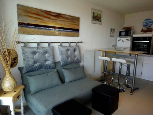 un salon avec un canapé et une table dans l'établissement Appartement climatisé proche plage avec parking au Barcarès - FR-1-782-20, au Barcarès