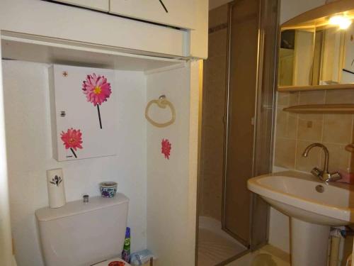 une salle de bain avec toilettes et lavabo dans l'établissement Appartement climatisé proche plage avec parking au Barcarès - FR-1-782-20, au Barcarès