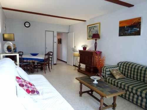 un salon avec un canapé et une table dans l'établissement Grand T2 proche plage et commerces, parking privé - FR-1-782-36, au Barcarès