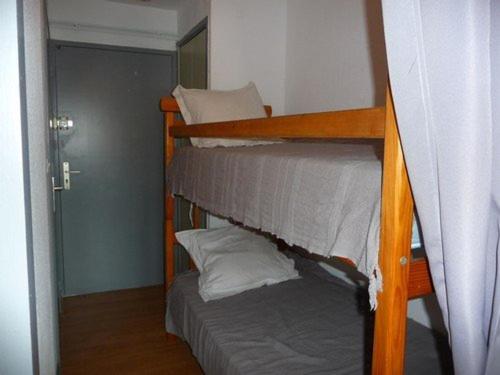 - deux lits superposés dans une petite chambre dans l'établissement Studio Cabine avec Terrasse, Accès Direct Plage, Plein Centre Le Barcarès, Équipé pour 4 Pers - FR-1-782-15, au Barcarès