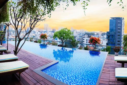 Bazén v ubytování Lotus Saigon Hotel nebo v jeho okolí