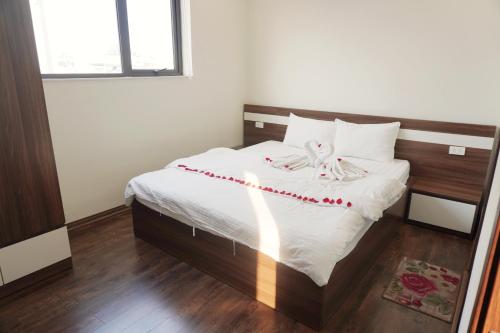 A bed or beds in a room at Pronics Hanoi Service Apartment 1
