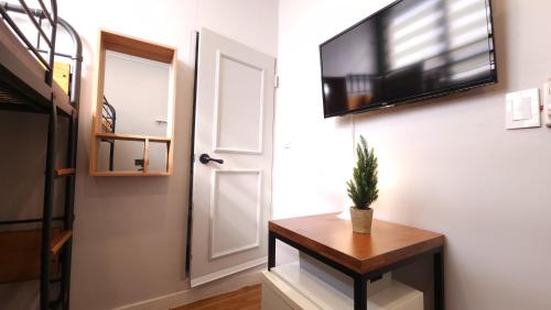 a hallway with a door and a table with a plant on it at OYO Hostel Dongdaemun1 in Seoul
