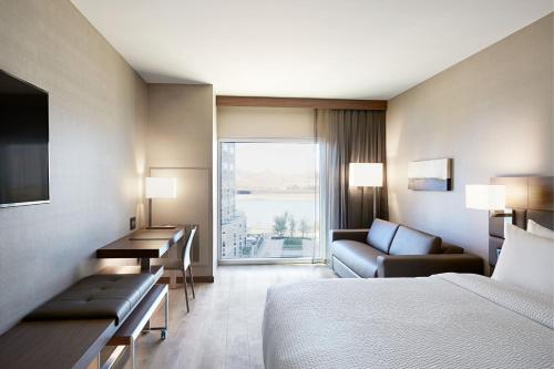 Postel nebo postele na pokoji v ubytování AC Hotel by Marriott Phoenix Tempe/Downtown