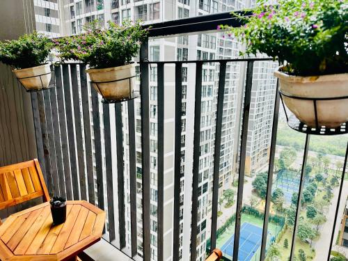 een balkon met een tafel en potplanten erop bij Homestay Oceanpark in Gia Lâm Pho