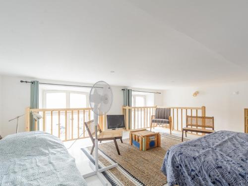 une chambre avec un lit, une chaise et un miroir dans l'établissement Charmant Studio Mezzanine rénové au Centre de La Rochelle, Proche Vieux Port et Plages - FR-1-535-54, à La Rochelle