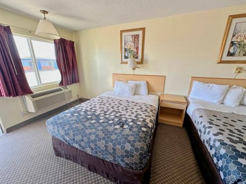 una camera d'albergo con due letti e una finestra di Rodeway Inn Boardman - Hermiston a Boardman