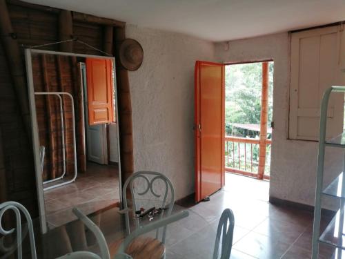 a room with a mirror and an open door at Cabaña rural con piscina in Manizales