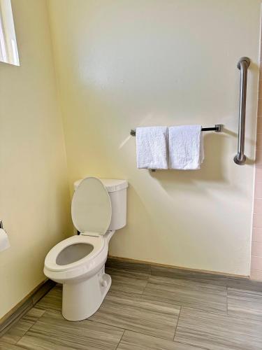 Ένα μπάνιο στο Rodeway Inn Boardman - Hermiston