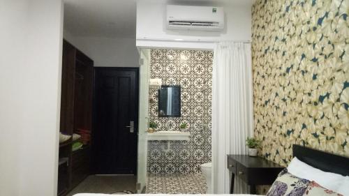 a room with a bathroom with a toilet and a wall at Khách Sạn Nhơn Lý LYS HOTEL in Quy Nhon