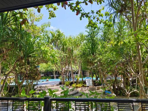 ジュム島にあるThe Wynn Kohjumのプールと木々のあるリゾートの景色を望めます。