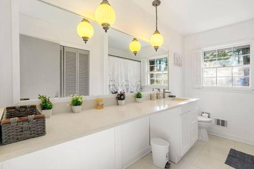 Ένα μπάνιο στο 4-Bed 2-Bath Pet Friendly Home in Stonecrest