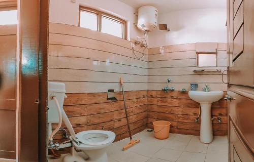 ein Bad mit einem WC und einem Waschbecken in der Unterkunft One More Night hostel and community living in McLeod Ganj